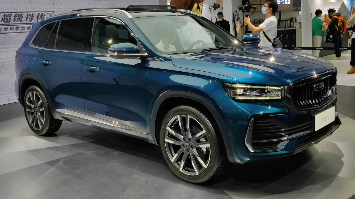 Конкуренты Volga K50: отличия от Geely Monjaro в мультимедиа и звуке